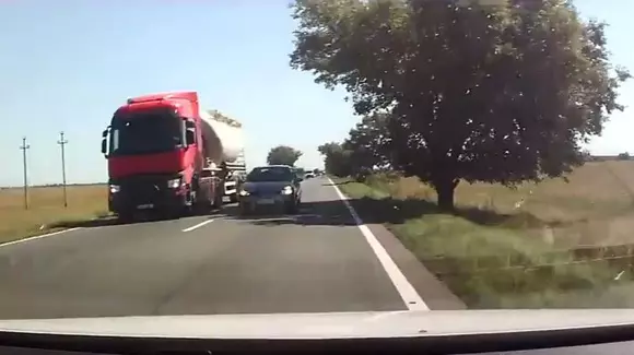 Cum se fac "depășirile kamikaze" în județul Buzău? Cam așa! | VIDEO