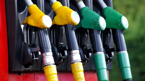 Benzina a ajuns în România la cel mai mic preț din ultimii 10 ani