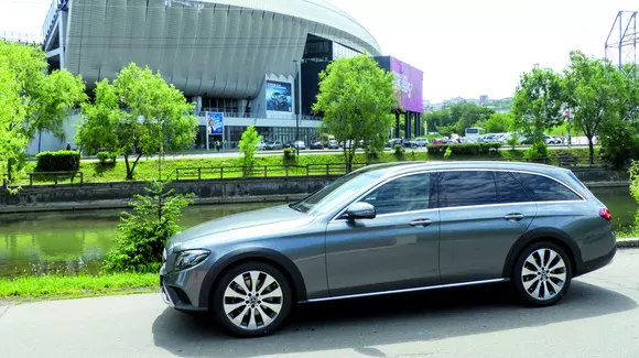 Un pariu nebunesc: Mercedes-Benz Clasa E All-Terrain vs avion