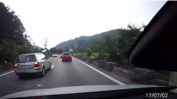 Regele nociv al șoselelor! Cum depășește un sibian pe Valea Oltului | VIDEO
