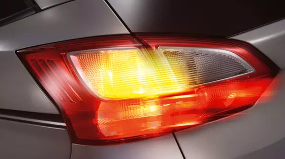 Chestionar auto - Când se folosesc luminile de avarie?