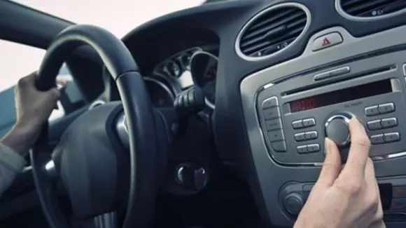 Cu cât muzica e mai tare, cu atât consumul mașinii este mai mare. Care este, de fapt, legătura?