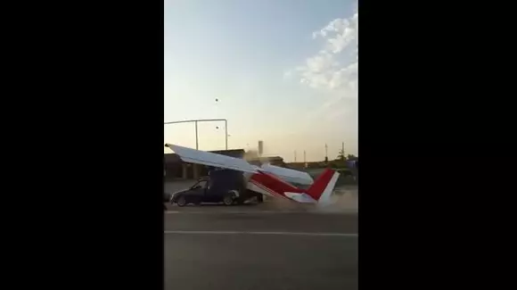 Ăsta da accident! Un avion a intrat într-o mașină oprită la o trecere de pietoni | VIDEO