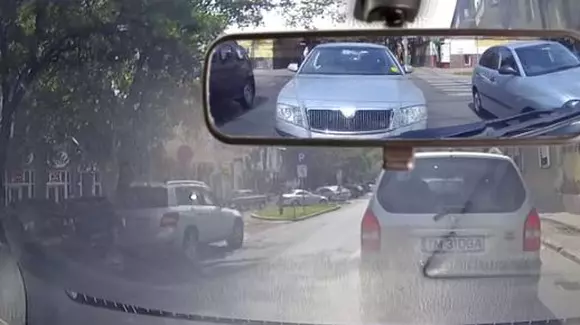 Un șofer începător și neatent a fost făcut "PROST" de un alt participant la trafic. În secunda doi a intrat în spatele celui care l-a jignit | VIDEO