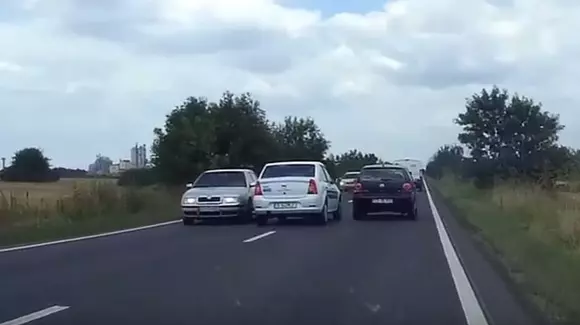 "E nebun!" Cea mai necugetată depășire pe care o puteai vedea vreodată pe o șosea din România! | VIDEO