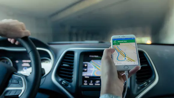 Un bărbat a montat un dispozitiv GPS sub mașina prietenei lui! Ce a urmat îi poate aduce închisoarea!