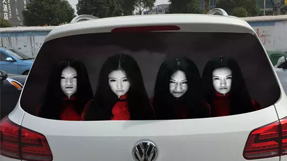 Au apărut foliile menite să-i sperie pe șoferii care dau flash-uri