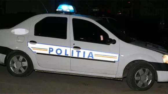 O femeie a fost accidentată de mașina de poliție care a plecat singură