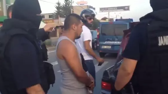 VIDEO - Cine este motociclistul care a bătut trei bărbaţi aflaţi într-un BMW, după ce l-au şicanat în trafic