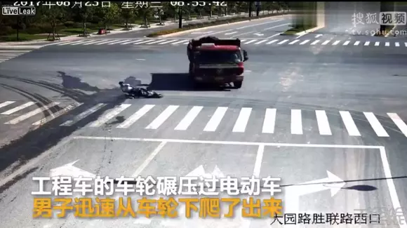 Cum s-a sfârșit impactul dintre o motocicletă și un camion | VIDEO