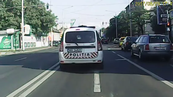 Doi români au trecut pe roșu deși polițiștii erau în spatele lor. Ce a urmat | VIDEO