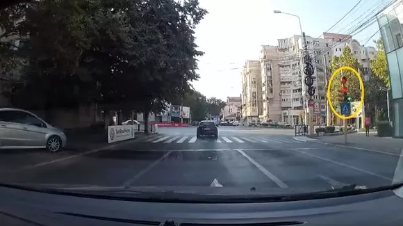 Ce se întâmplă dacă treci pe culoarea roșie a semaforului? | VIDEO