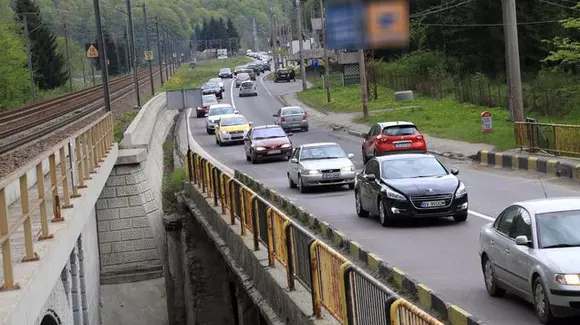 O tânără i-ar fi furat maşina unui bărbat care a oprit să o ajute după ce a susţinut că se simte rău