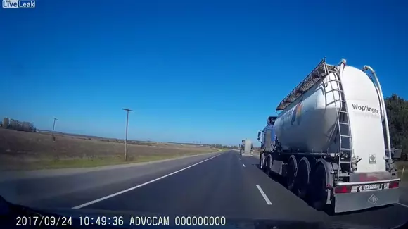 Tentativă de omor? Un șofer de TIR a speriat un alt participant la trafic, care s-a răsturnat | VIDEO