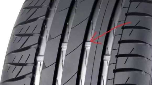 Știi ce simbolizează dungile acestea de pe anvelope? Care este motivul pentru care gumele sunt uzate doar pe o parte sau doar pe centru?