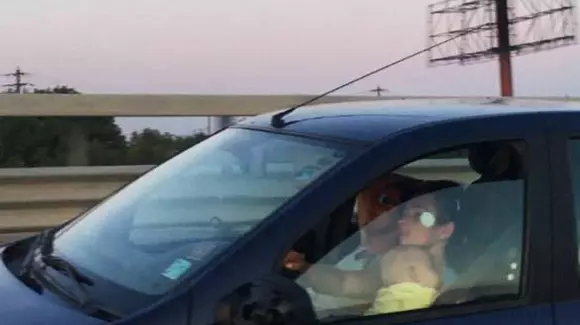 Ce șofer inconștient! O femeie a fost surprinsă conducându-și Loganul cu bebelușul în brațe