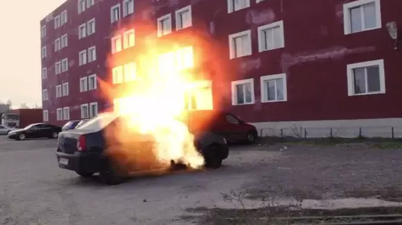 A încercat să pornească Loganul, a băgat cheia în contact și mașina a explodat | VIDEO