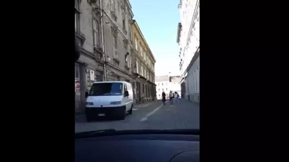 Un şofer a intrat cu BMW-ul în centrul pietonal din Timişoara şi a ameninţat trecătorii că-i calcă. Totul a fost transmis live pe Facebook | VIDEO