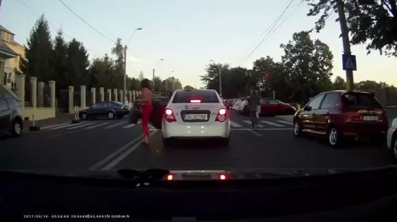 Un șofer "a îndrăznit" să-i dea flash-uri unui taximetrist! Ce a urmat a speriat pe toată lumea! | VIDEO