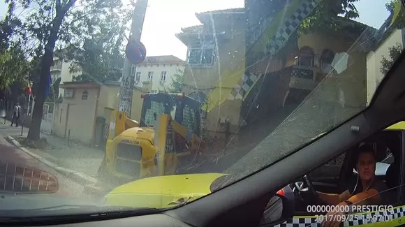 Un șofer i-a spus unui taximetrist: "Îți iau oglinda dacă nu te dai mai în dreapta! Ești oprit pe interzis! Vrei să mă dau jos la tine". Ce a urmat! | VIDEO