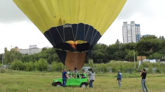 Și-a folosit mașina în loc de nacelă la un balon cu aer cald
