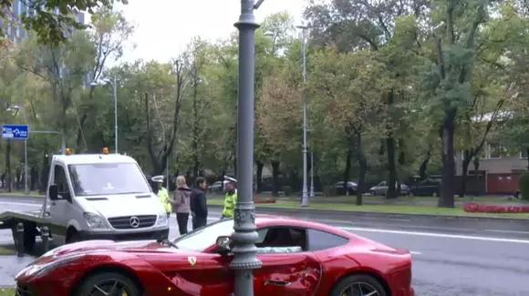 Posesorul unui Ferrari  n-a reuşit să evite un stâlp de pe o stradă din Bucureşti