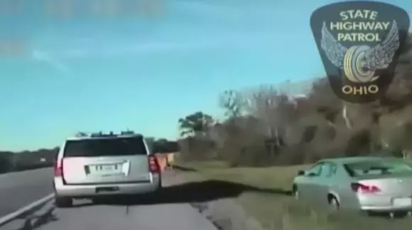 Un copil de 10 ani a fost cu greu oprit de poliție în trafic (Video)