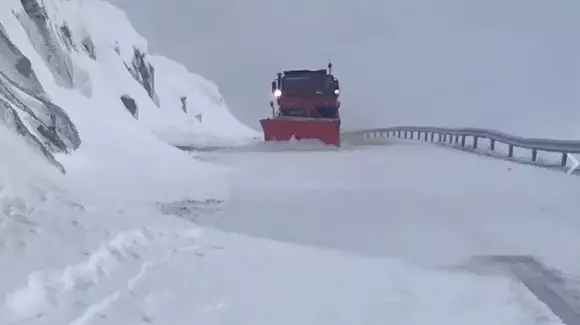 CNAIR: 26 de utilaje au intervenit pe Transfăgărășan și Transalpina