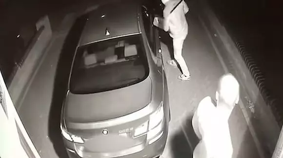 Doi hoți au furat un BMW super luxos în mai puțin de 60 de secunde
