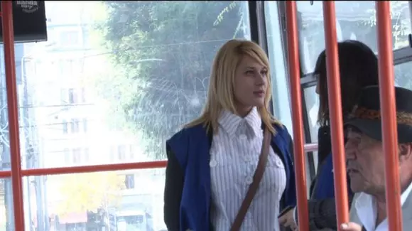 Lasă maşina şi mergi cu RATB-ul: vei fi controlat doar de tipe sexy