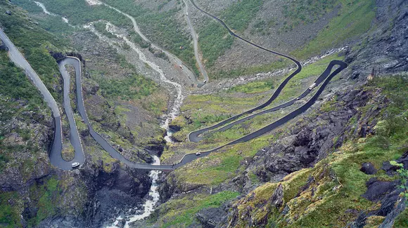 Pe aici trebuie să mergi cu mașina! Drumul Trolilor, unul dintre cele mai spectaculoase din Europa | VIDEO