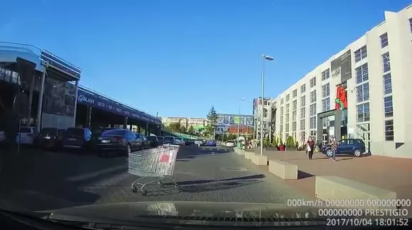 Incredibil! Un șofer român a dat prioritate unei... "fantome" | VIDEO