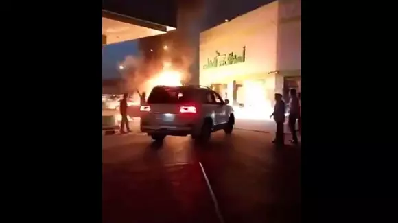 Eroul zilei! Ce a făcut un șofer când a văzut o mașină care ardea într-o benzinărie! | VIDEO