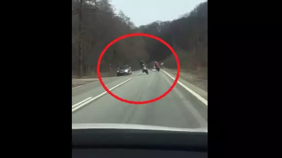 Un motociclist din România a încercat să meargă pe o roată, dar s-a dezechilibrat! Ce a urmat | VIDEO