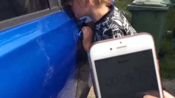 De câte ori a sărutat o mașină în 30 de secunde? | VIDEO