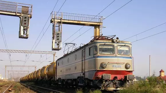 Un român a ajuns cu Corvette-ul pe șinele de tren | FOTO