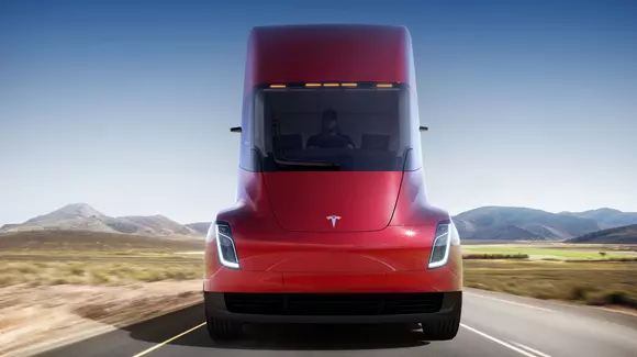 Camionul electric Tesla Semi are o autonomie de 800 km