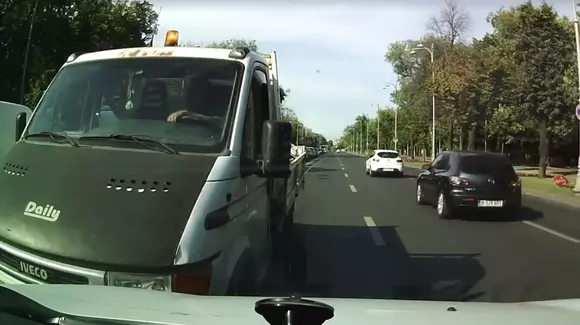 Cine este șoferul care a ieșit cu bâta în mână, fiind cu mașina pe contrasens - VIDEO
