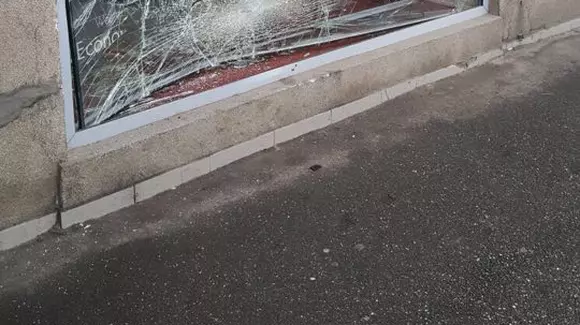 Concurență dusă la extrem!? O mașină a Bancpost a intrat în geamul unei sucursale BRD