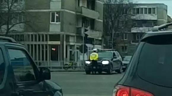 Șoferul unui BMW nu a vrut să asculte instrucțiunile unui polițist! Omul legii s-a așezat în fața mașinii! Ce a urmat! | VIDEO