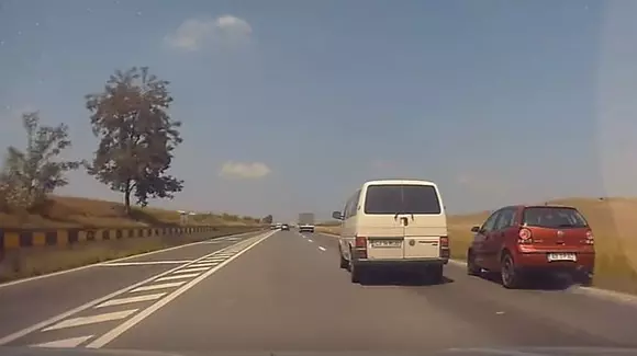 Cel mai haotic șofer este din România! A scos un alt conducător auto în afara carosabilului | VIDEO