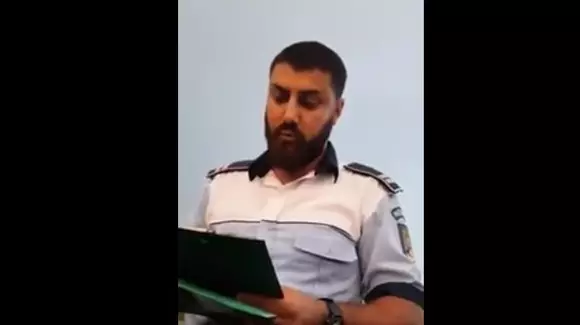Un șofer, către un polițist din Caransebeș: "Dacă nu ai chipiu, nu-ți prezint documentele. Pune-ți basca în cap" | VIDEO