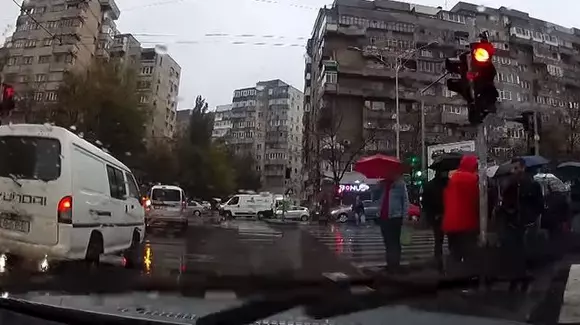 Ca în filmele cu Bruce Willis! Un pieton a fost luat PE SUS în București de un polițist aflat într-o intersecție | VIDEO