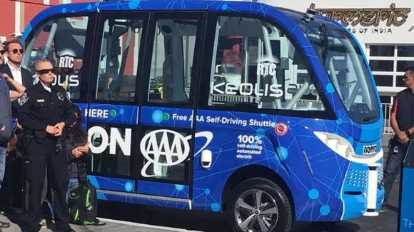 Autobuzul fără șofer a făcut accident în prima zi în care a ieșit pe stradă