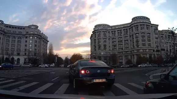 Ce le-a făcut un șofer din București altor paticipanți la trafic care s-au băgat în fața lui la semafor! | VIDEO