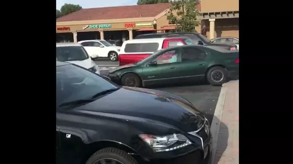 Nebunie sau incompetență? Un șofer a luat la rând toate mașinile din parcare | VIDEO