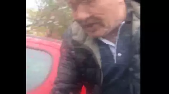 Așa arată cel mai violent șofer! A dat cu pumnii în parbrizul altui conducător auto! | VIDEO