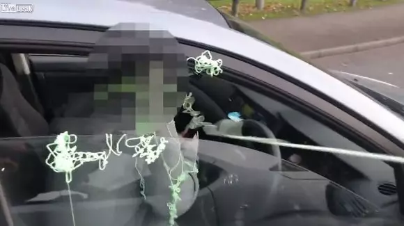 Cum îi pedepsește un britanic pe șoferii care tastează pe telefon în trafic | VIDEO