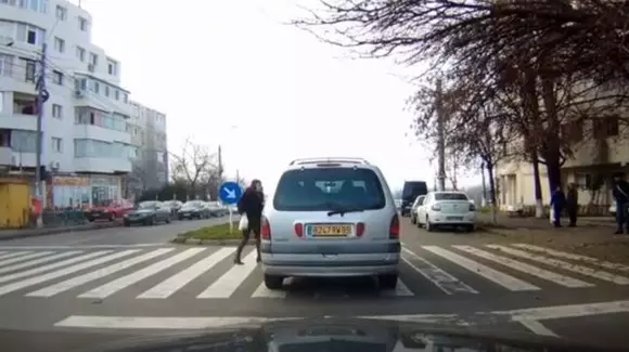 A lovit intenţionat o tânără pe trecere, apoi a înjurat-o şi a plecat