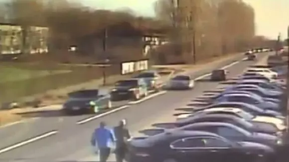 Fiul unei judecătoare din Craiova a distrus o mașină în trafic - Video